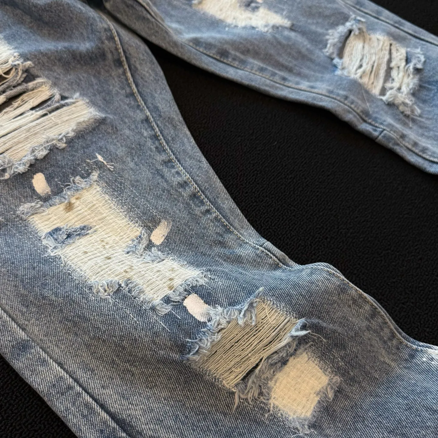 P250 model number: D354 GALLERY DEPT & Chrome hearts co-branded spliced washed flared ripped jeans, three-dimensional version, loose and comfortable, not picky about body shape, factory precision, original factory quality control, same style for men and women, can be matched with couples, versatile recommendation, must-have denim for all seasons, the process is made of heavy-duty washed pure cotton denim fabric, after washing, it is soft and thick, very stylish when worn on the body Size: 28, 30, 32, 34, 36 (S-XXL) Color: Splicing Size reference # 28 trouser length 100 waist 72 30 trouser length 102 waist 76 32 trouser length 104 waist 80 34 trouser length 106 waist 84 36 trouser length 108 waist 88